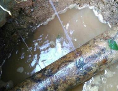 淇滨楼顶渗水维修公司分享下地暖漏水的原因及检测方法。